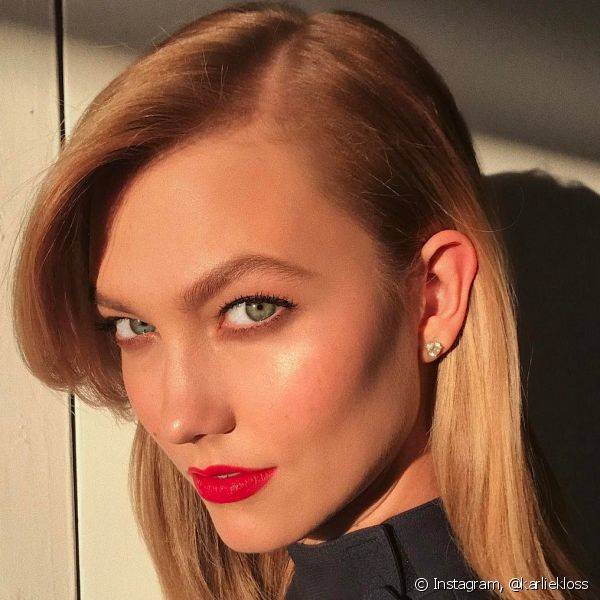 O look curinga de Karlie Kloss, de sobrancelhas definidas e batom vermelho, tamb?m ganhou destaque nas makes da semana (Foto: Instagram @karliekloss)